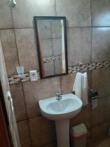 科洛尼亚-德尔萨克拉门托Estadía Nuestro Sueño的一间带水槽和镜子的浴室