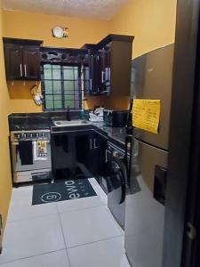 Home Away From Home的厨房配有黑色橱柜和炉灶烤箱。