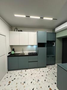 利沃夫Apartment on Snijna street 5的厨房配有白色橱柜和水槽