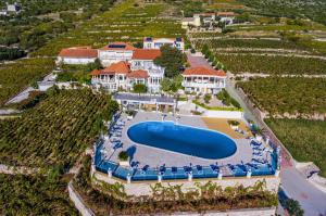 奥瑞比克安东尼奥佩希恩别墅酒店的享有度假村的空中景致,设有大型游泳池