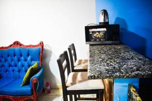 班基Appartement/Studio meublé a Bangui的厨房配有柜台和桌椅