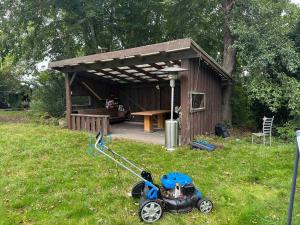 马尔默Iridsbo Lockarp gård的棚前草上玩具车