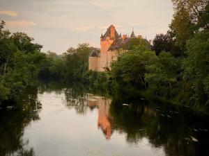 RivarennesChâteau de La Tour en Brenne的河岸边的城堡