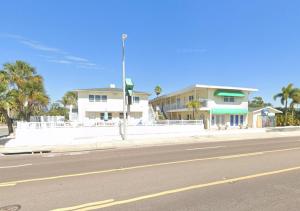 圣徒皮特海滩Oasis Palms Resort的街道边有道路的建筑物