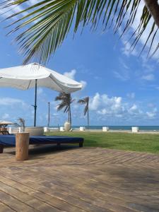 特赖里Villa Casa Ava Kite - Guajiru的海滩边的桌子和遮阳伞
