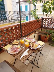 维亚雷焦Pura vida的阳台上的早餐桌,包括食物和橙汁