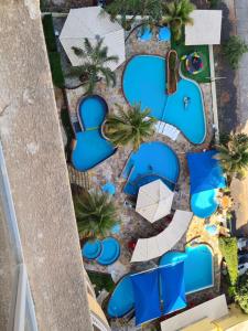 卡达斯诺瓦斯Condominio Residencial Thermas Place的享有度假村游泳池的顶部景致