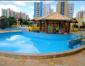 卡达斯诺瓦斯Condominio Residencial Thermas Place的一个带凉亭的大型蓝色游泳池