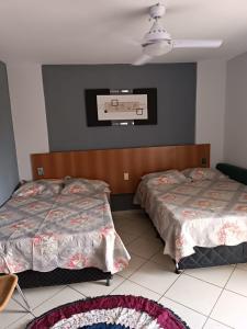 卡达斯诺瓦斯Condominio Residencial Thermas Place的一间卧室设有两张床,墙上设有一个篮球架