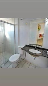 卡达斯诺瓦斯Condominio Residencial Thermas Place的一间带卫生间、水槽和镜子的浴室