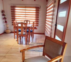 比亚里卡Cabaña Refugio Eluney的一间带桌椅的用餐室