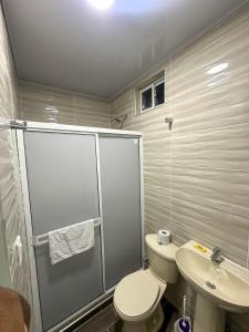 普罗维登西亚Three Cay Suites的一间带卫生间和水槽的小浴室