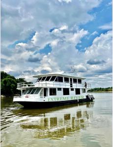 马瑙斯Amazon Extreme River Fish的河上渡船