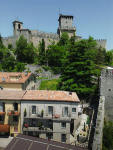 圣马力诺Casa Cicetta的享有城市城堡的景致。