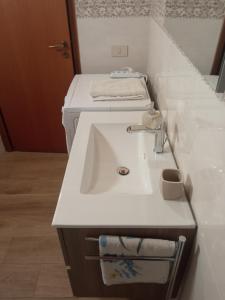 陶尔米纳托维玛尔公寓式酒店的浴室配有白色水槽和台面