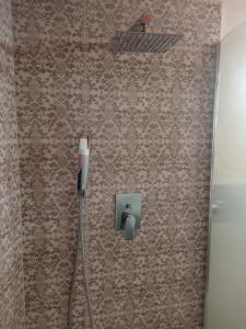 陶尔米纳托维玛尔公寓式酒店的浴室提供牙刷和卫生纸架