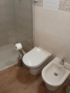 陶尔米纳托维玛尔公寓式酒店的浴室配有卫生间、淋浴和盥洗盆。