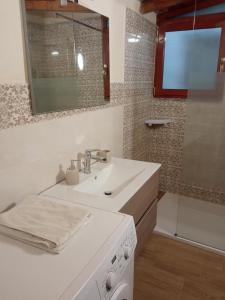 陶尔米纳托维玛尔公寓式酒店的一间带水槽和洗衣机的浴室