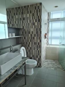 吉隆坡Verve 2Bedroom 2to6pax Kuala Lumpur near Midvalley MegaMall的一间带水槽、卫生间和淋浴的浴室