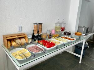 马塞约Kyros Pousada的一张桌子,上面有自助餐