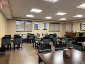 赫恩登Comfort Inn Herndon-Reston的教室里配有桌椅