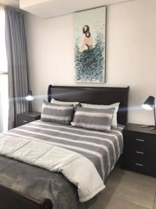 约翰内斯堡Modern Exec 2Bed Apartment at Infinite的卧室配有一张床和鹿的照片