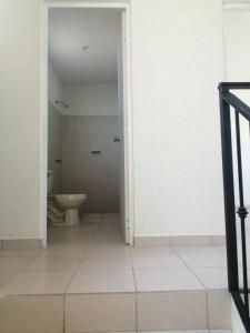 Isla La PiedraMazahouse的白色的浴室设有卫生间和门