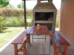 圣奥古斯汀镇Complejo de Cabañas Las Mellizas的壁炉前的野餐桌
