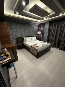 伯萨Loft Suite Residence的一间卧室配有一张床、一张桌子和一张四柱床。
