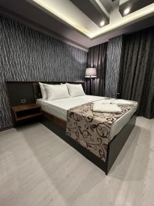 伯萨Loft Suite Residence的一间卧室配有一张床和一台电视