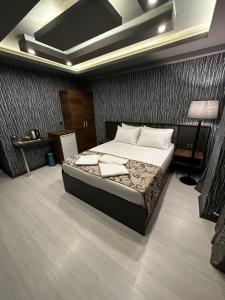 伯萨Loft Suite Residence的一间卧室,卧室内配有一张大床