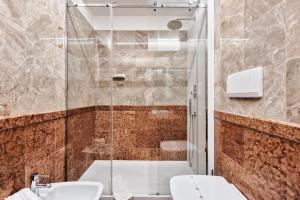 利尼亚诺萨比亚多罗哥伦布酒店的一间带两个卫生间和淋浴的浴室