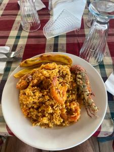 阿塔卡梅斯Hostal La Tolita的一块稻米、虾和香蕉