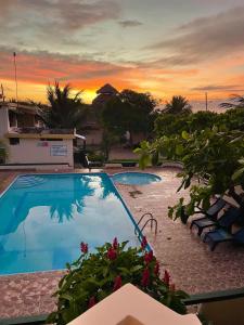 阿塔卡梅斯Hostal La Tolita的享有日落美景的度假游泳池