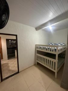 萨夸雷马Residência Grafite的客房设有两张双层床和镜子