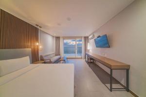 襄阳郡艾尔宾馆 的酒店客房设有书桌,享有海景。
