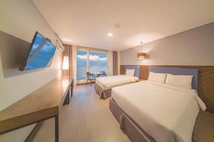 襄阳郡艾尔宾馆 的酒店客房设有两张床,享有海景。