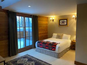 戈尔登温斯顿旅馆的一间卧室设有一张床和一个大窗户