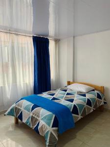波哥大Hostel Bogotá Kings的一间卧室设有一张床和一个窗口