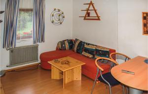 林恩奥波多夫公寓的客厅配有红色的沙发和桌子