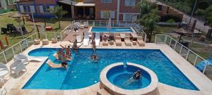 比亚莱特马西Complejo M&M的享有度假村游泳池的顶部景致