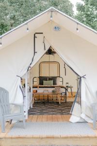 甘特斯维尔Luxury Glamping Tents @ Lake Guntersville State Park的白色帐篷,配有一张床