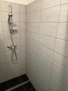 东蒂罗尔地区马特赖Gasthof Lublass的浴室设有白色瓷砖淋浴。