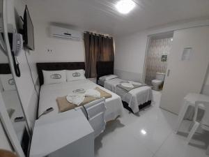 博阿维斯塔HOTEL CENTRAL MARGARITA的小房间设有两张床和卫生间