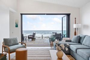 坎贝尔河Beachfront Luxury Suite #19 at THE BEACH HOUSE的海景客厅