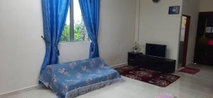 日得拉日得拉克科基帕亚迪民宿的客厅设有蓝色的沙发和窗户。