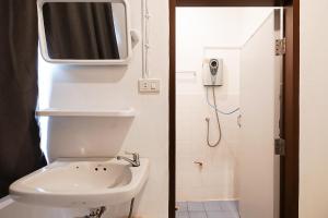 GodownGO INN Asiatique The Riverfront - Charoen Krung โกอินน์ เอเซียทีค เจริญกรุง的一间带卫生间的浴室和墙上的电视