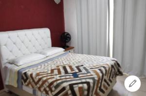 圣若泽杜斯皮尼艾斯Casa Térrea Oliveira inteira的一间卧室配有一张床铺,床上有毯子