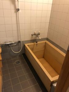 箱根华之宿日式旅馆的带浴缸的浴室