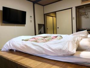 箱根华之宿日式旅馆的床上铺有白色床单